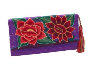 Cartera artesanal morada bordada flores Chiapas